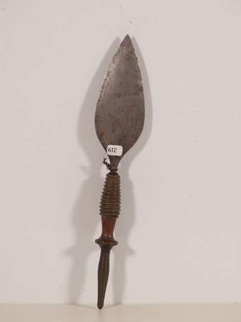 Elégant ancien et rare couteau de ceinture en bois