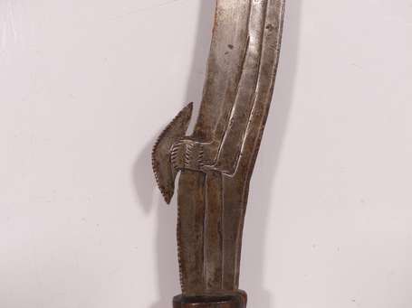 Ancien très grand sabre de guerrier à la lame de 