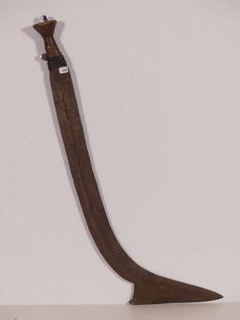 Grand et ancien sabre courbe en bois et métal dont