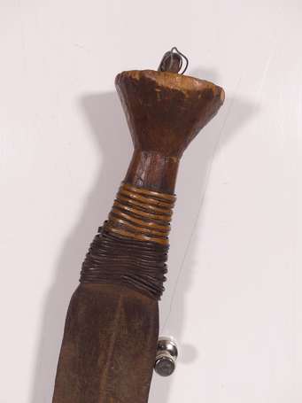 Grand et ancien sabre courbe en bois et métal dont