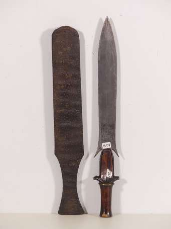 Ancienne épée de guerrier en bois et métal dont la