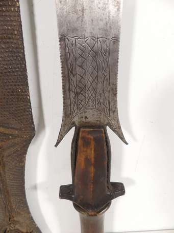 Ancienne épée de guerrier en bois et métal dont la
