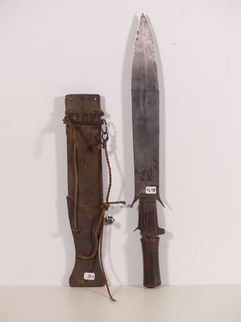Ancienne épée de guerrier en bois peau et métal. 