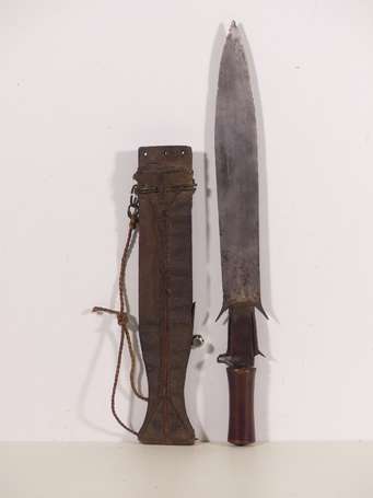 Ancienne épée de guerrier en bois peau et métal. 