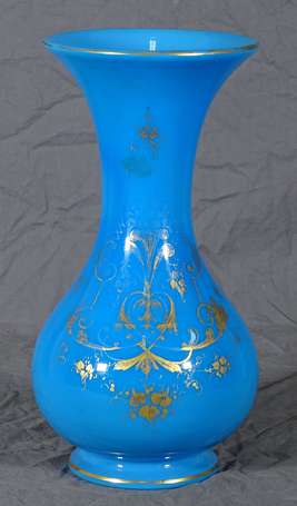 Vase balustre en opaline teintée bleu à décor 