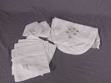 Lot de 8 serviettes, un chemin de table et 8 sets 