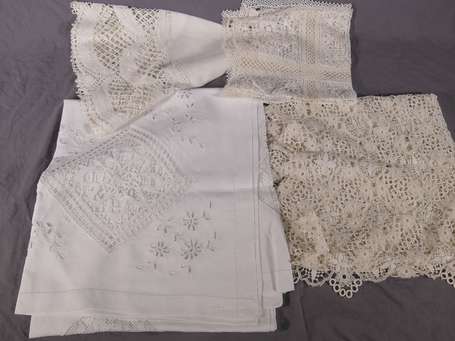 Nappe en coton brodée et ajourée de guirlandes 