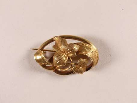 Broche en or jaune 18K (750°/00) à décor ajouré de