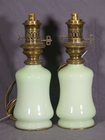 Paire de lampes à pétrole en opaline verte et 