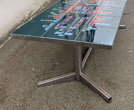 Table basse, le piètement en métal chromé, le 