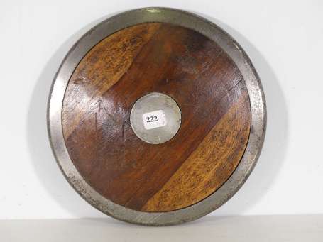 Disque d'athlétisme en bois patiné et acier. D. 