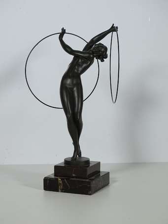 ECOLE MODERNE - Danseuse aux cerceaux. Sujet en 