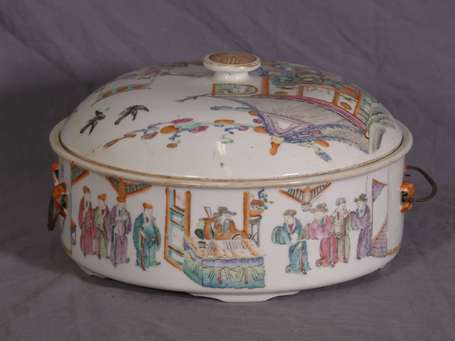 CHINE - Soupière en porcelaine à décor polychrome 