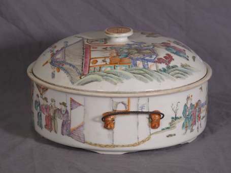 CHINE - Soupière en porcelaine à décor polychrome 