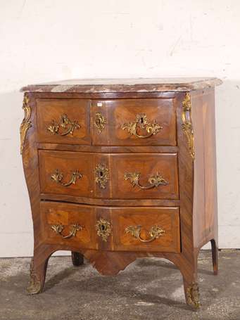 Commode en bois de placage et marqueterie à décor 