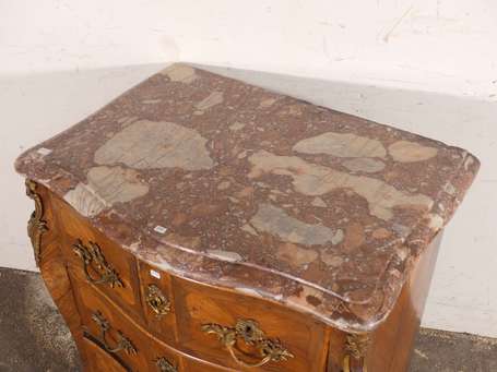 Commode en bois de placage et marqueterie à décor 