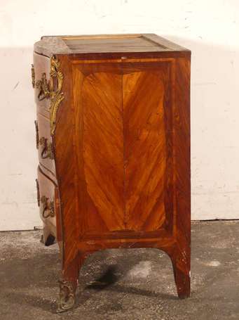 Commode en bois de placage et marqueterie à décor 