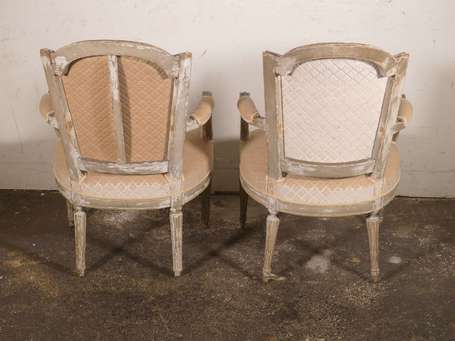 Paire de fauteuils en bois mouluré laqué crème, le