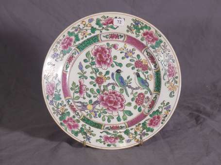 CHINE - Assiette en porcelaine à décor polychrome 