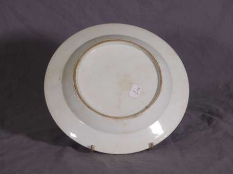 CHINE - Assiette en porcelaine à décor polychrome 