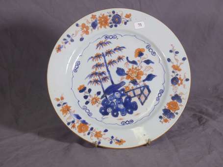 CHINE - Assiette en porcelaine à décor floral 