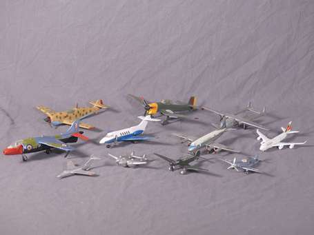 Dinky toys et divers - Lot d'avions - repeints, 