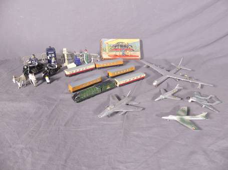 Dinky toys GB/divers - Lot d'accessoires et 