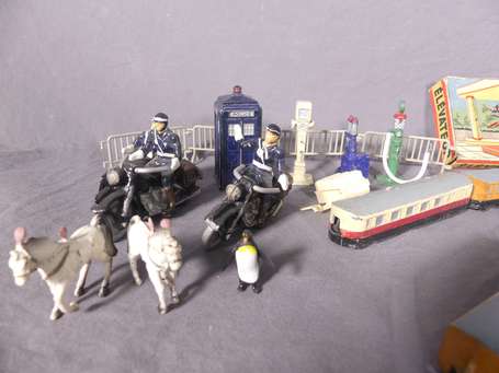 Dinky toys GB/divers - Lot d'accessoires et 