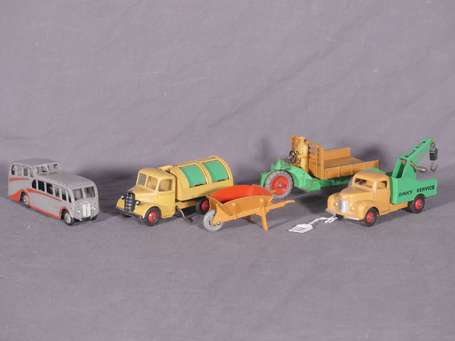 Dinky toys GB - 4 véhicules - camionnettes dont 