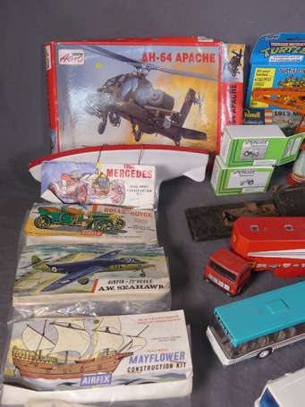 Lot de jouets divers, dont maquettes en sachets, 