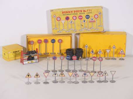 Dinky toys - Lot d'accessoires dont panneaux 