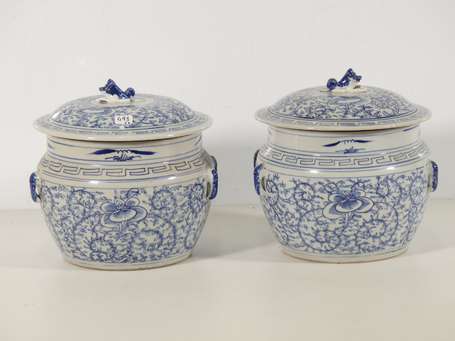 CHINE - Paire de pots couverts en porcelaine à 