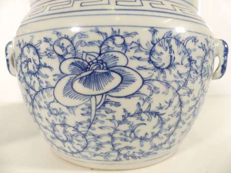 CHINE - Paire de pots couverts en porcelaine à 