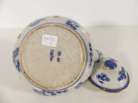 CHINE - Théière en porcelaine à décor en camaïeu 