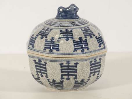 CHINE - Boîte en porcelaine à décor de motifs 