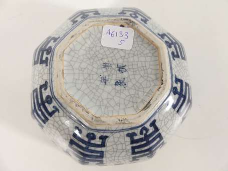 CHINE - Boîte en porcelaine à décor de motifs 