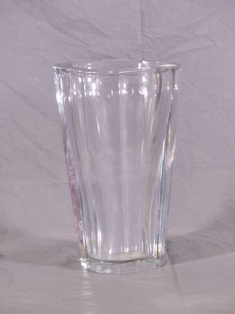 BACCARAT - Important vase en cristal moulé facetté