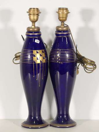 Paire de lampes de forme obus en porcelaine bleu 