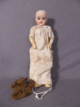 Poupée tête porcelaine marquée du distributeur 