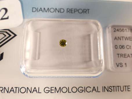 Diamant Fancy yellow sur papier calibrant 0,06 
