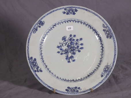 CHINE - Assiette à bord circulaire en porcelaine à