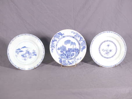 CHINE - Trois assiettes creuses en porcelaine à 