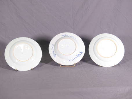 CHINE - Trois assiettes creuses en porcelaine à 