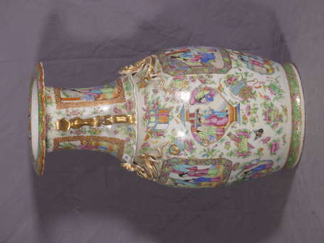 CHINE, Canton - Vase balustre en porcelaine à 