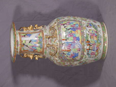 CHINE, Canton - Vase balustre en porcelaine à 