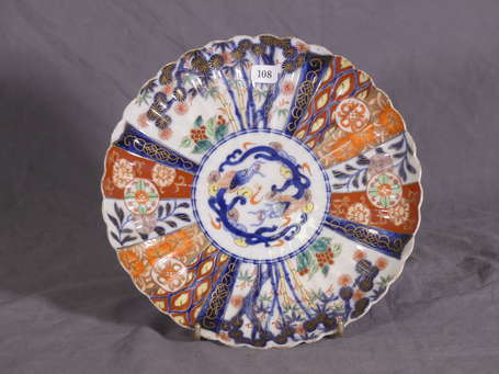 JAPON - Assiette à bord festonné en porcelaine, le