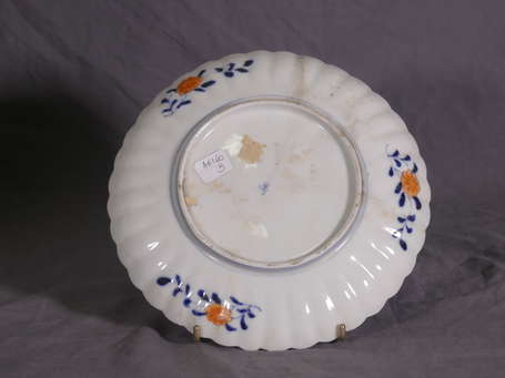 JAPON - Assiette à bord festonné en porcelaine, le