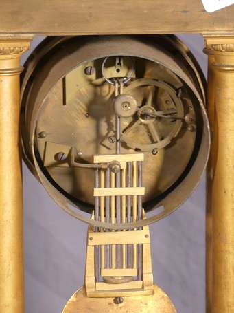 Pendule portique en bronze doré, le cadran 