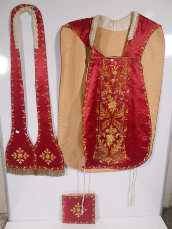 Chasuble en soie rouge brodée à l'or de fleurs et 