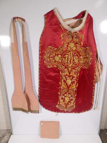 Chasuble en soie rouge brodée à l'or de fleurs et 